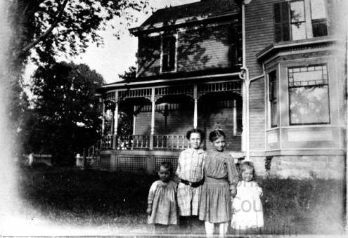  - girls_in_front_of_the_reinhardt_home-1913